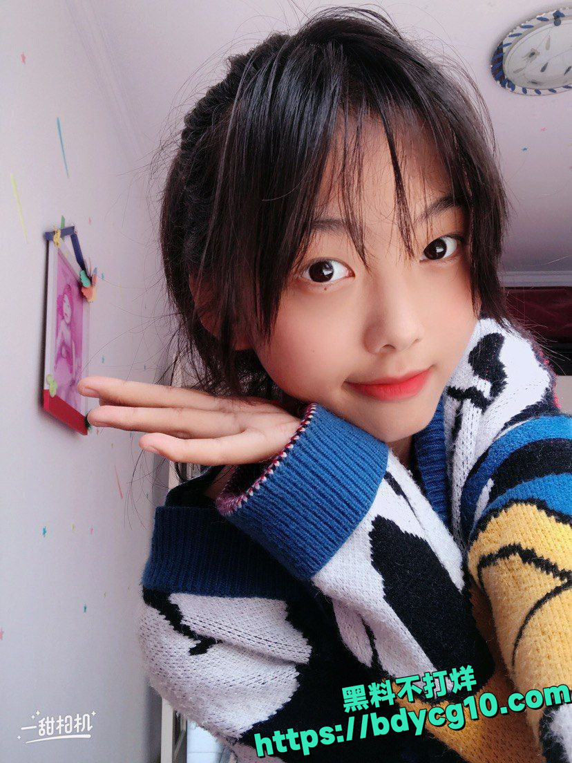 河北高三呆萌小萝莉黑丝自慰视频泄密1