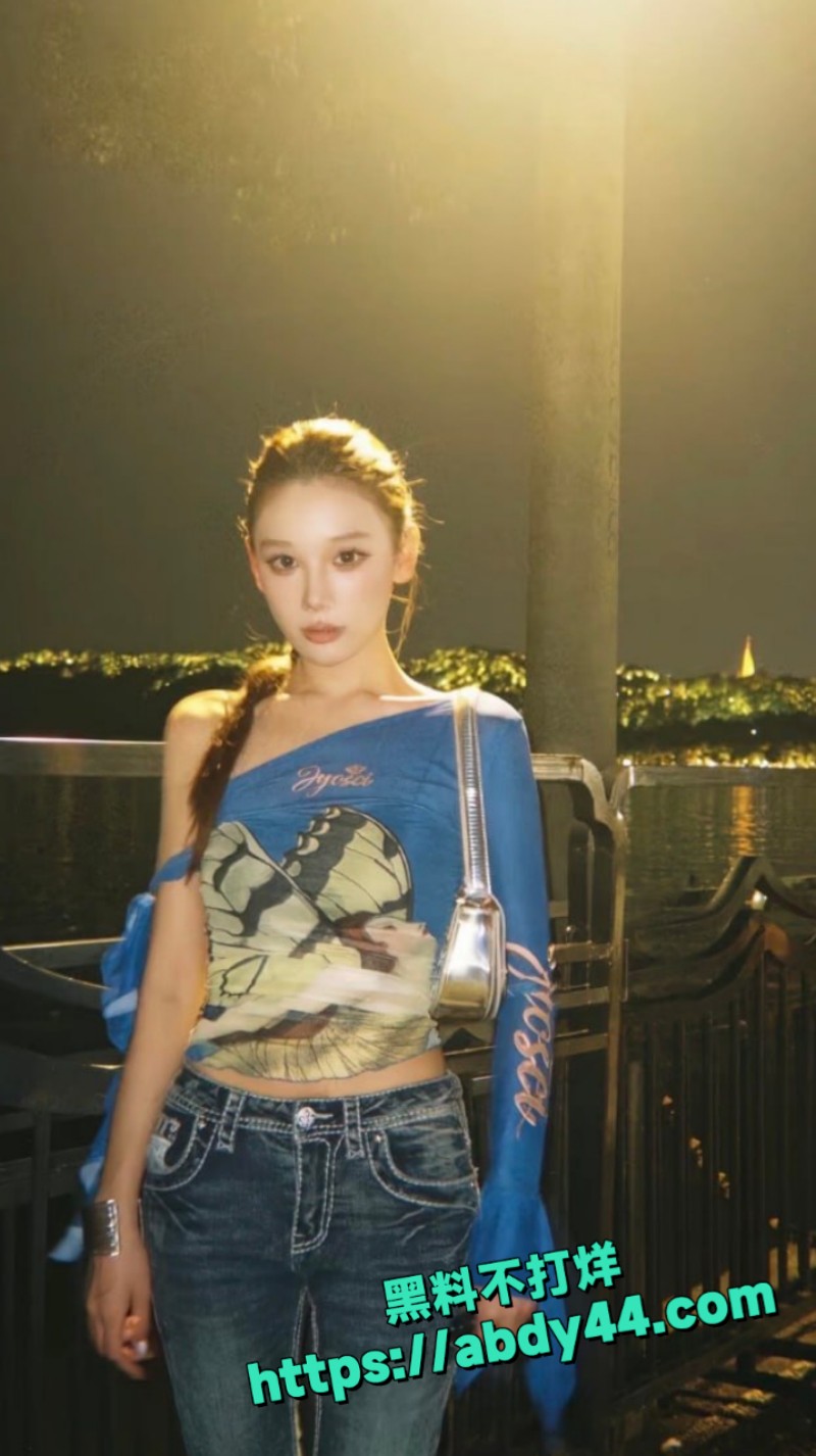 白丝吊带舔大哥鸡巴 6