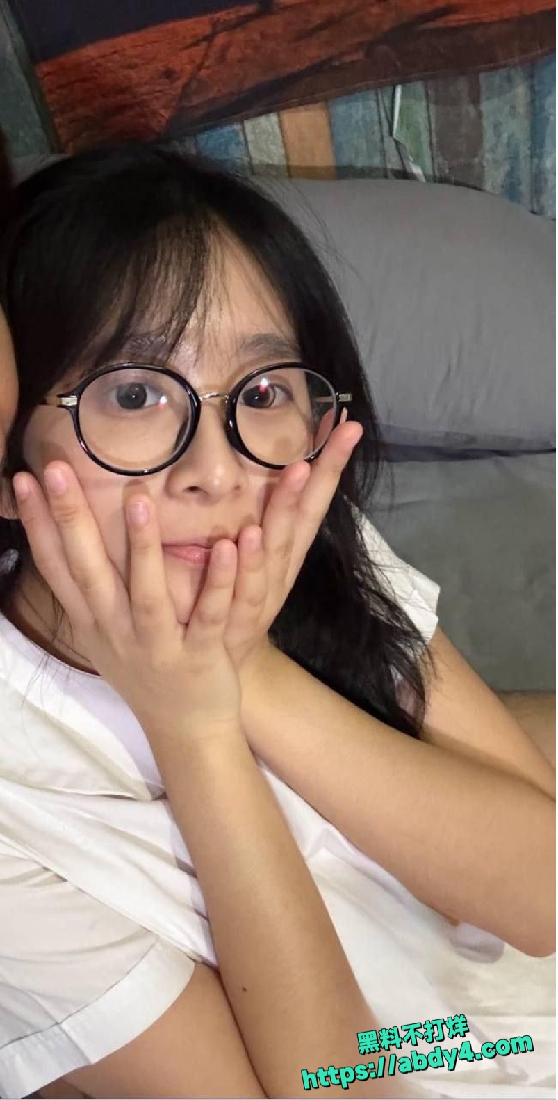 香港眼镜妹朱双双自拍视频4