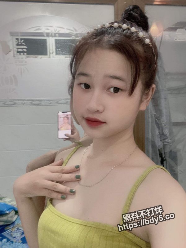 越南青春明媚反差少女.jpg