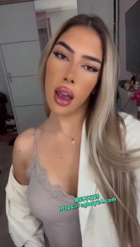 塞尔维亚知名TIKTOK网红穿着情趣内衣滑翔伞解开安全带不慎150米高空坠落5