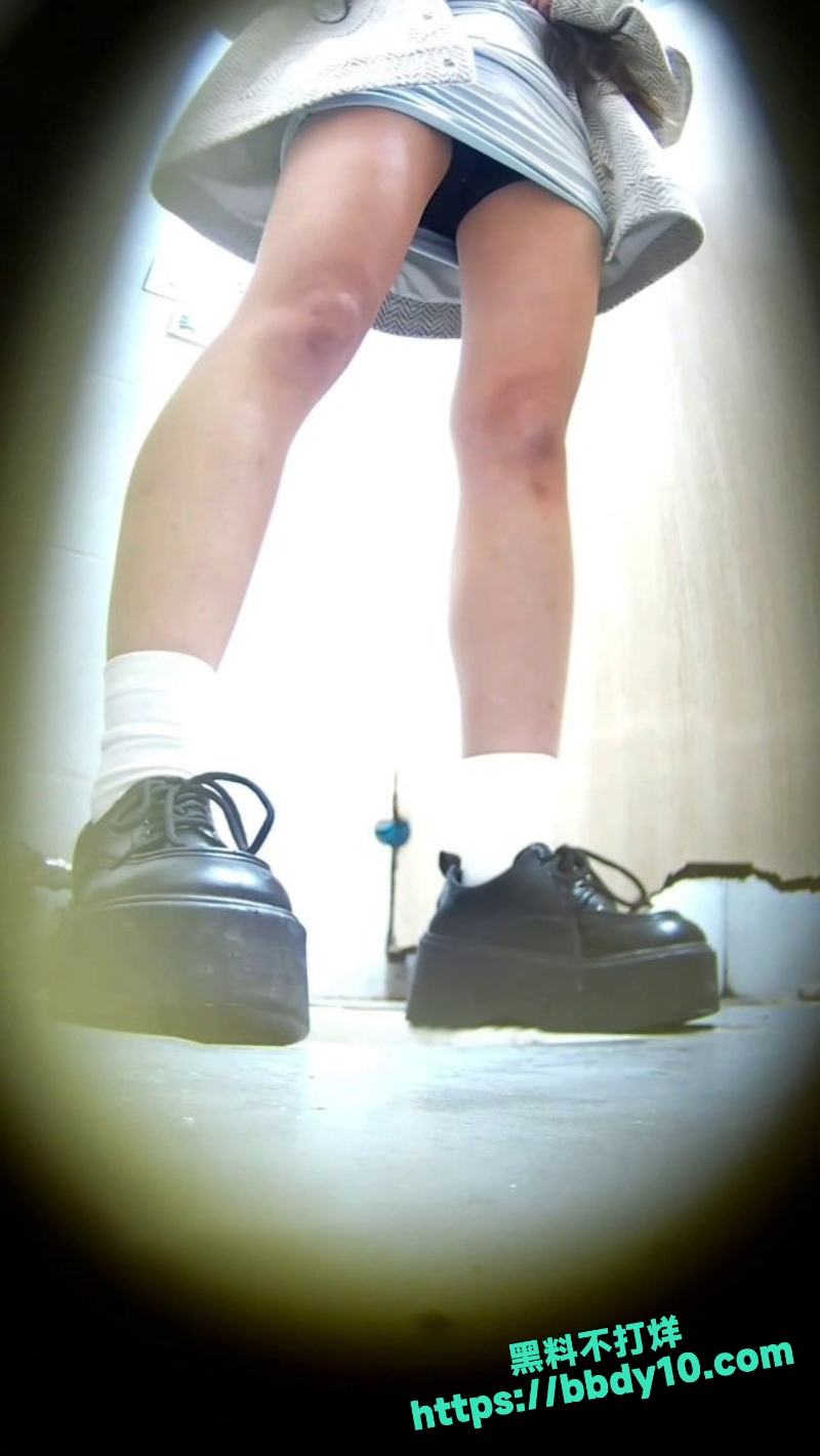 酒吧女厕偷拍 4
