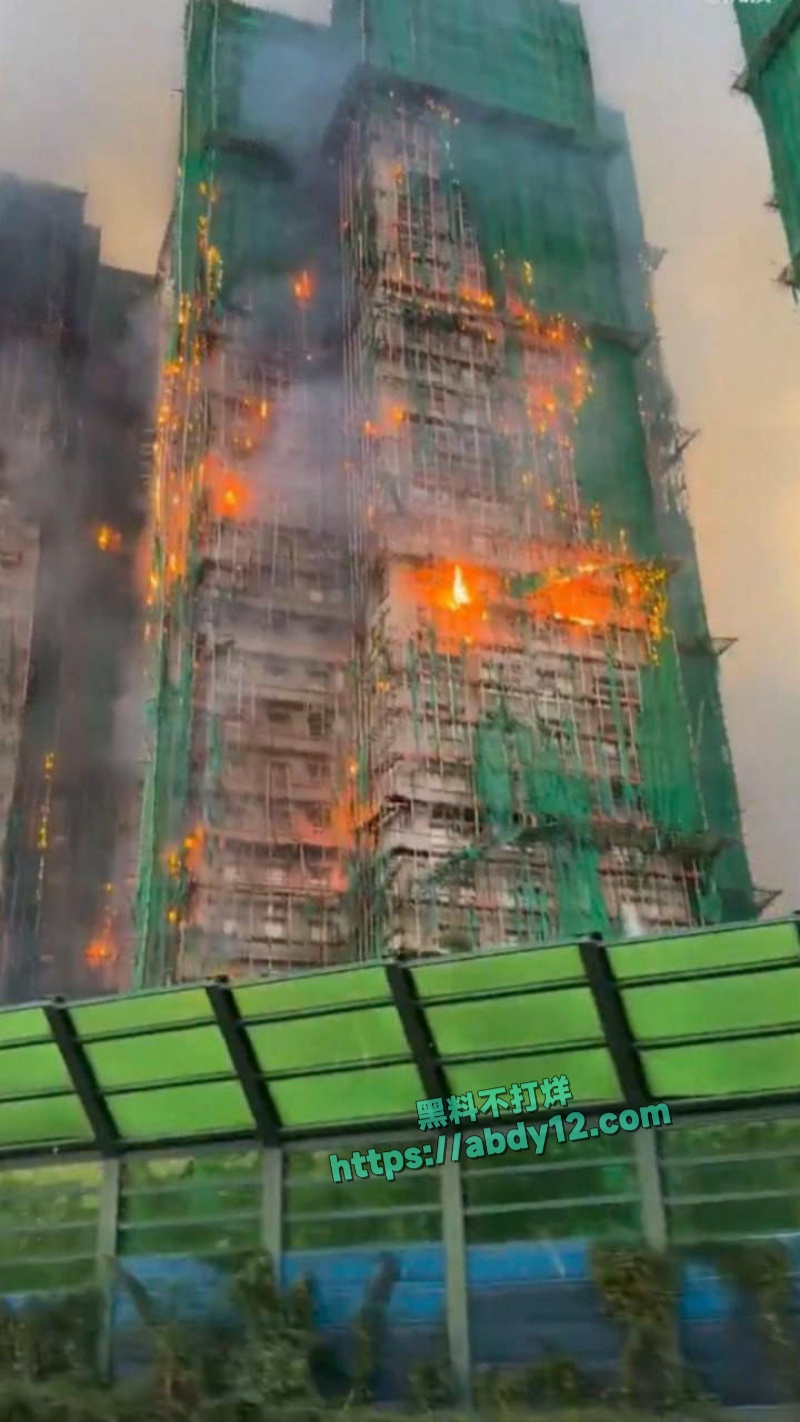 香港大埔宏福苑维修工地起火 14