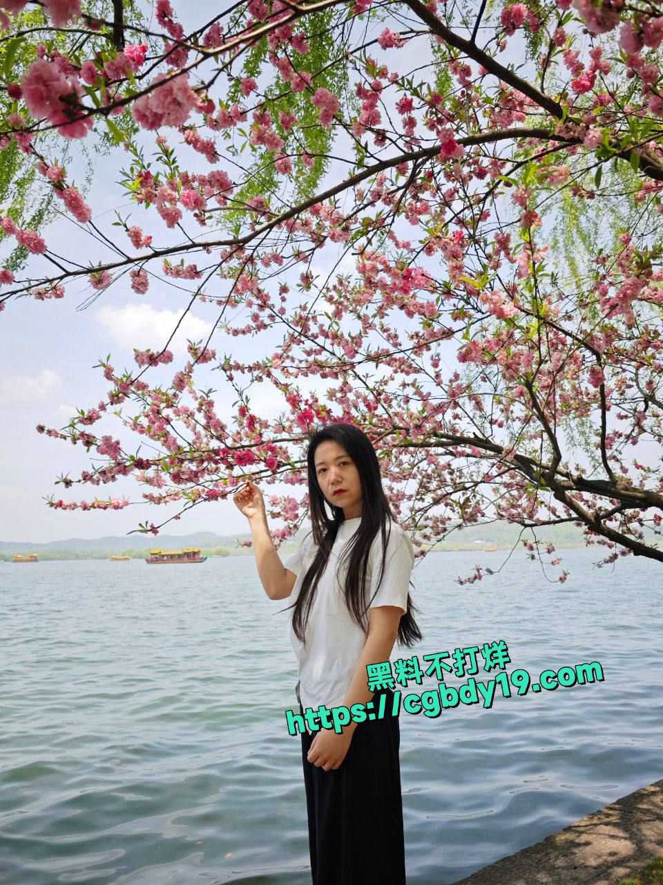 浙江嘉兴何晓韵 老妈在厨房自己跟老公在房间口交3