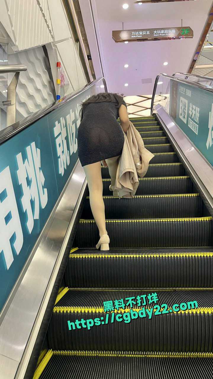 超级骚货大胆露脸记录日常生活 户外露出自慰10