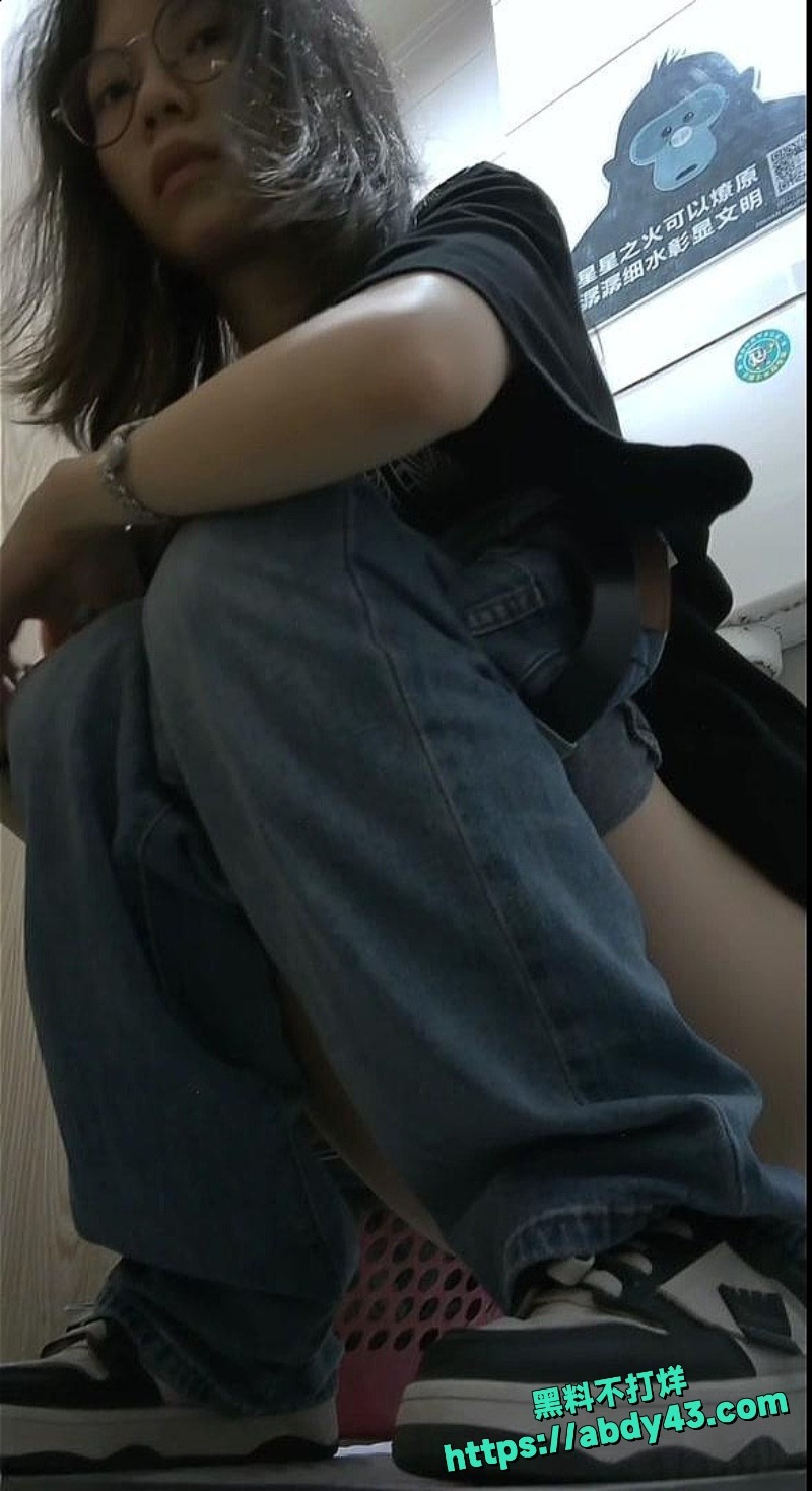 偷拍大神拍国产美女上厕所视频4