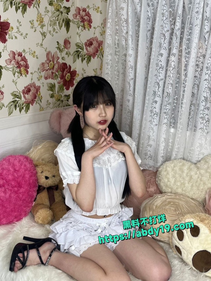 日本女大学生公厕脱衣自拍4