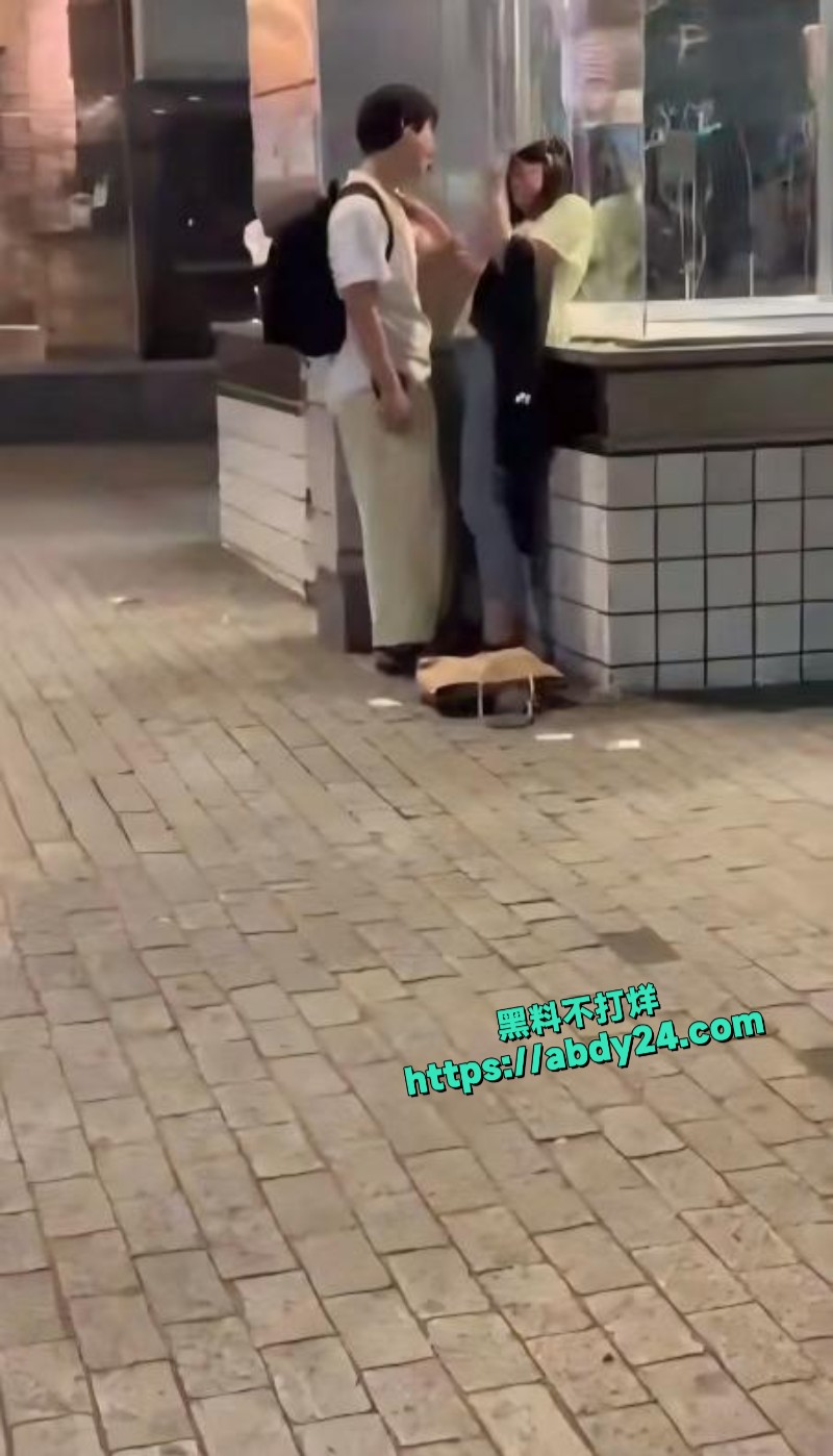 日本涩谷街头小情侣当街热吻1