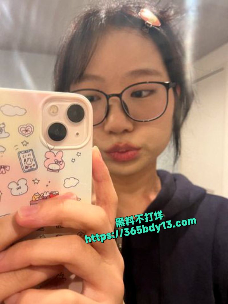 反差眼镜妹momocats平时学霸背后却是只骚母狗给金主老头操9