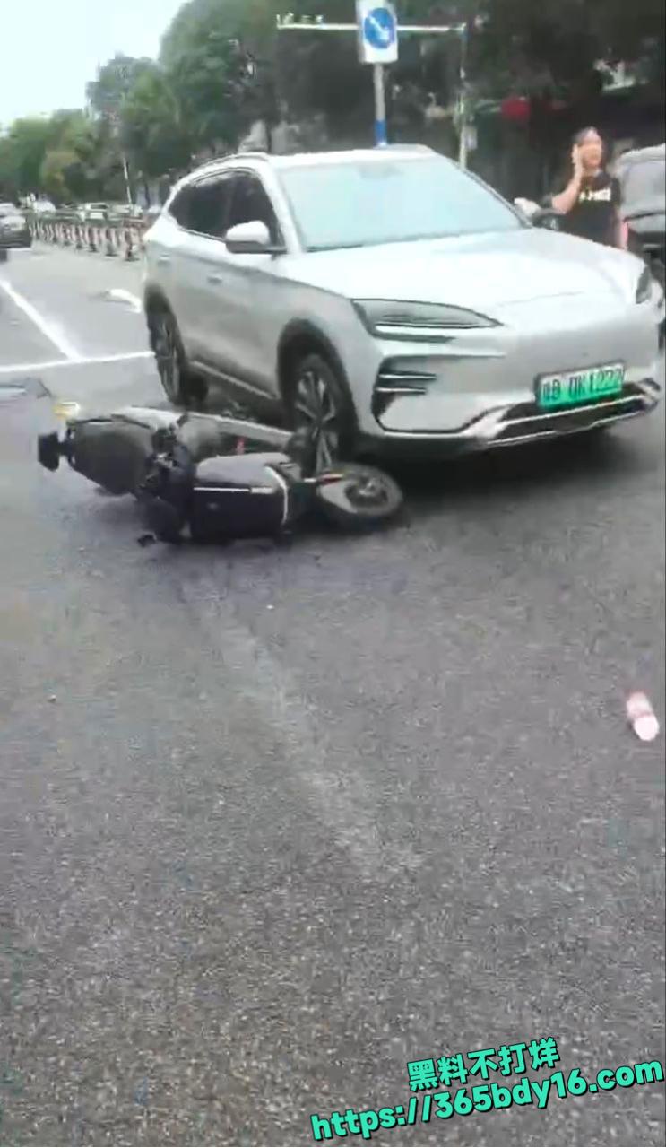 精神小伙骑电动车不戴头盔4.