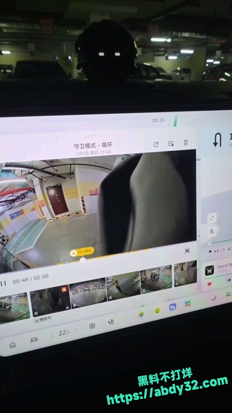 男同情侣电车旁激情热吻视频7