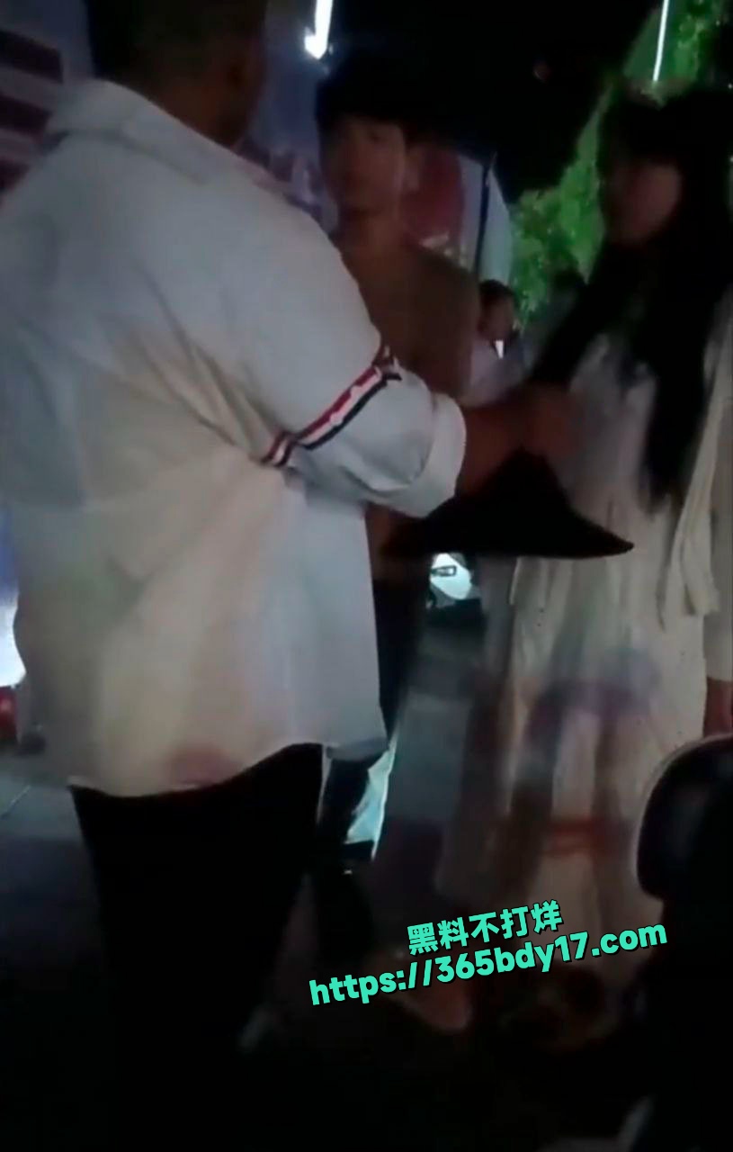 女子和男朋友约会被老公抓包 2