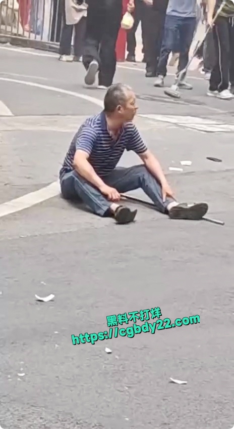 重庆一男子在渝中区陕西路 点燃自驾摩托车6