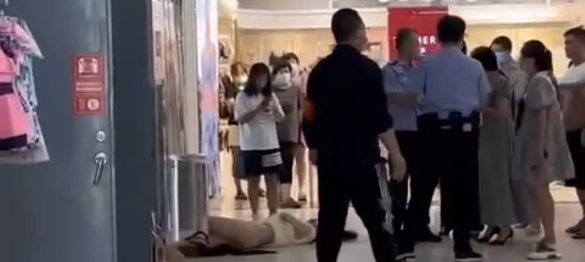 商场捉小三 全家人扒人家衣服 内裤都不给人家留一条 太过分