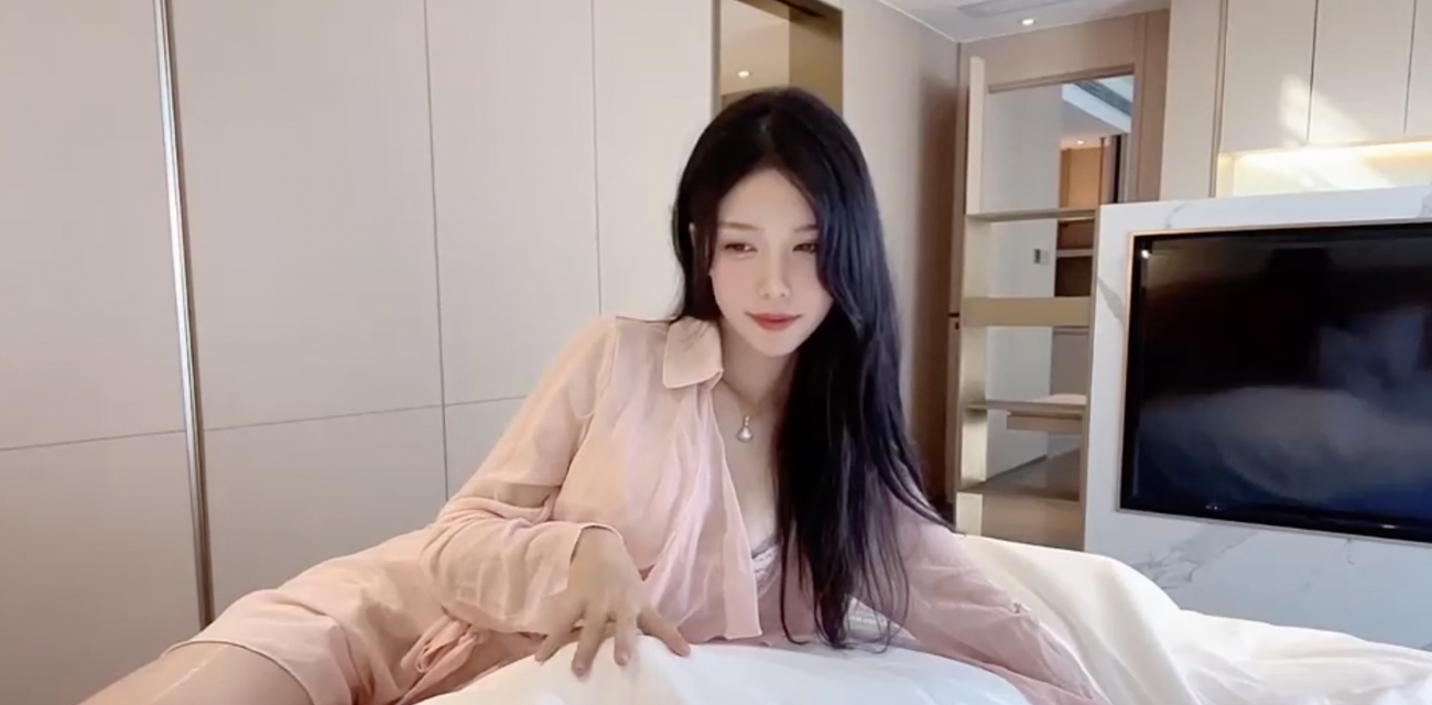 对巨乳学姐的究极大幻想 最后也是让我得手了！真想狠狠的把她的逼操烂