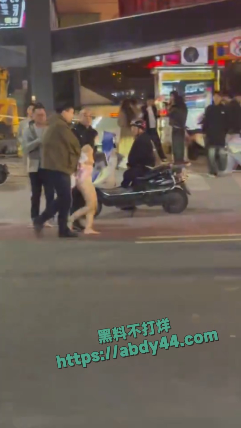 长沙一女子当街裸露