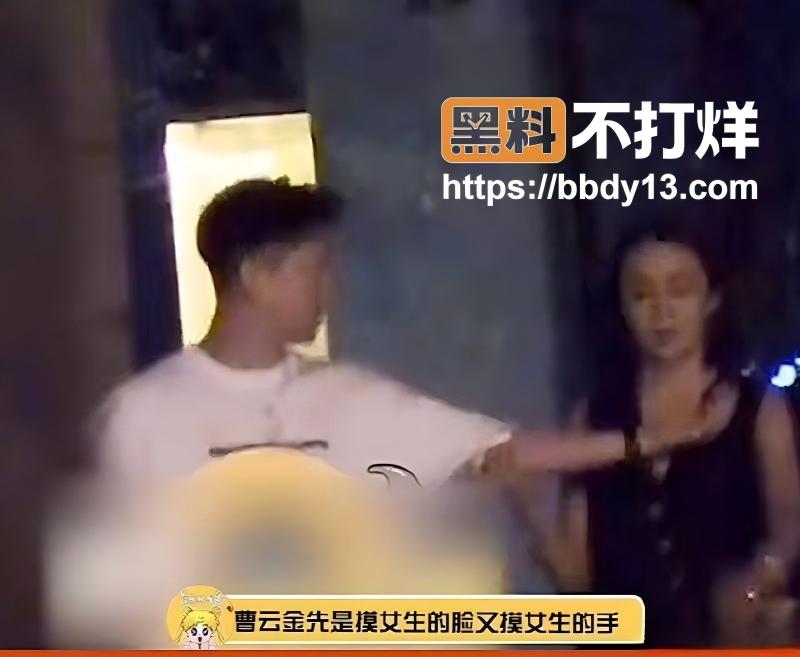 曹云金草丛边小便01
