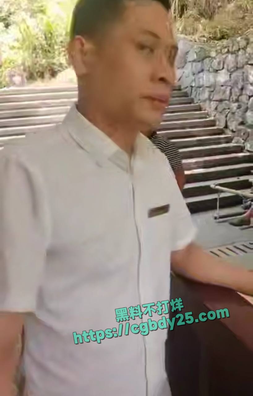 湖南邵阳崀山景区父亲欲上山救援孩子被阻拦6
