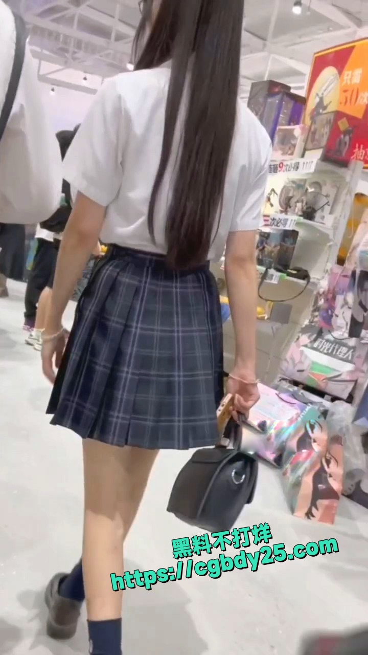 扫街抄底短裙眼镜妹一直捂裙子挡不住性感内外露4