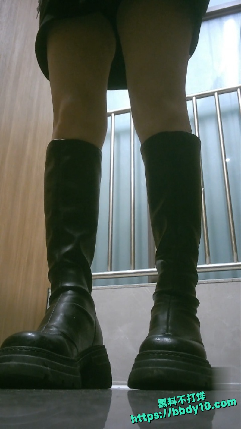 高级写字楼厕拍到极品高跟美女尿尿1