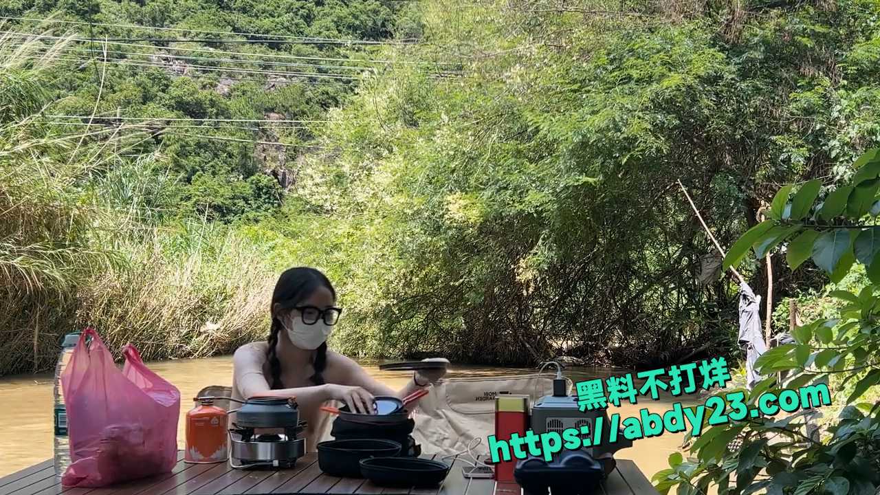 双女全裸 野外露营休闲 13