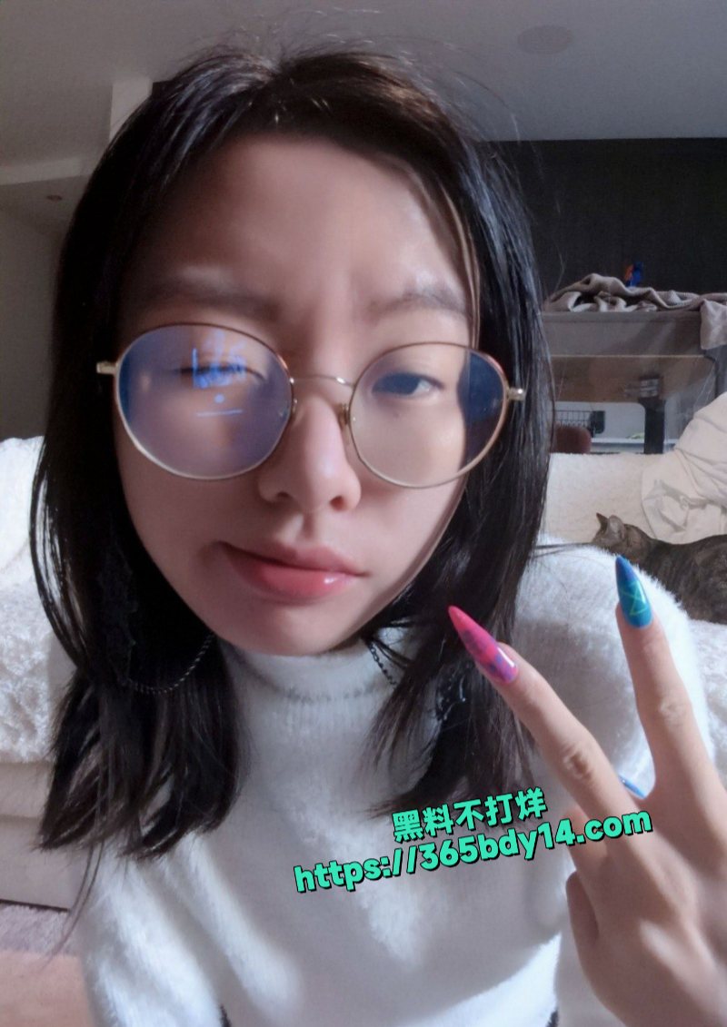 高中生眼镜少女在家中自拍扣逼喷水视频2