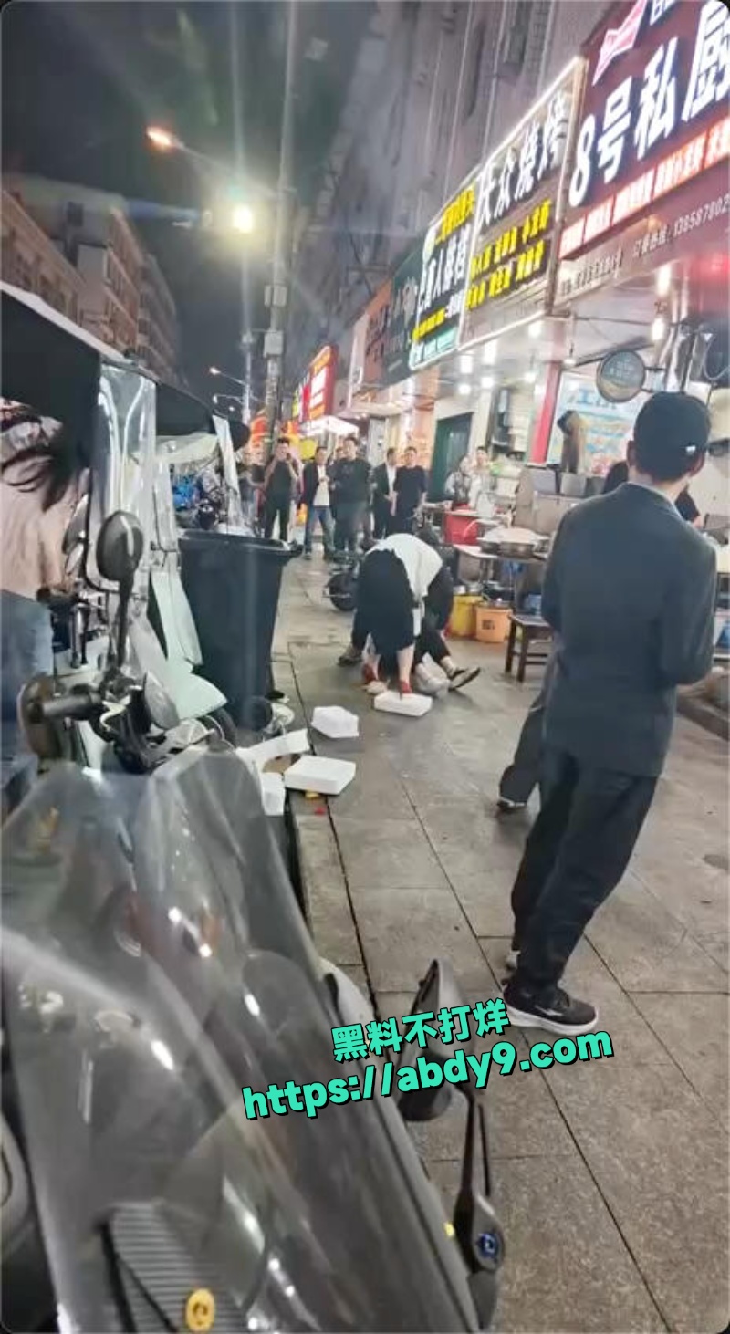 温州龙港池浦路街头抓小三视频曝光 4