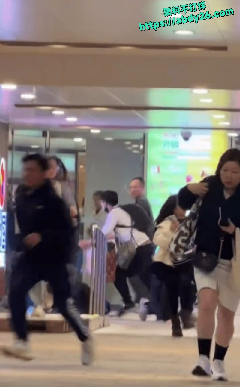 屯门市广场男子持刀挟持人质 4