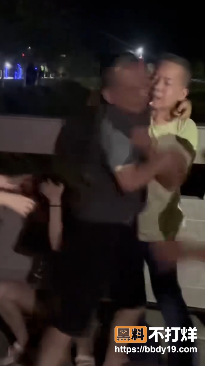 老头带小三公园约会12