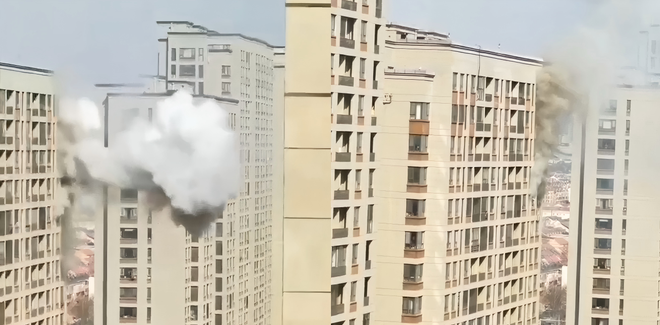 青岛即墨古城小区居民楼 突发爆炸并引发大火 现场传出多次爆炸声