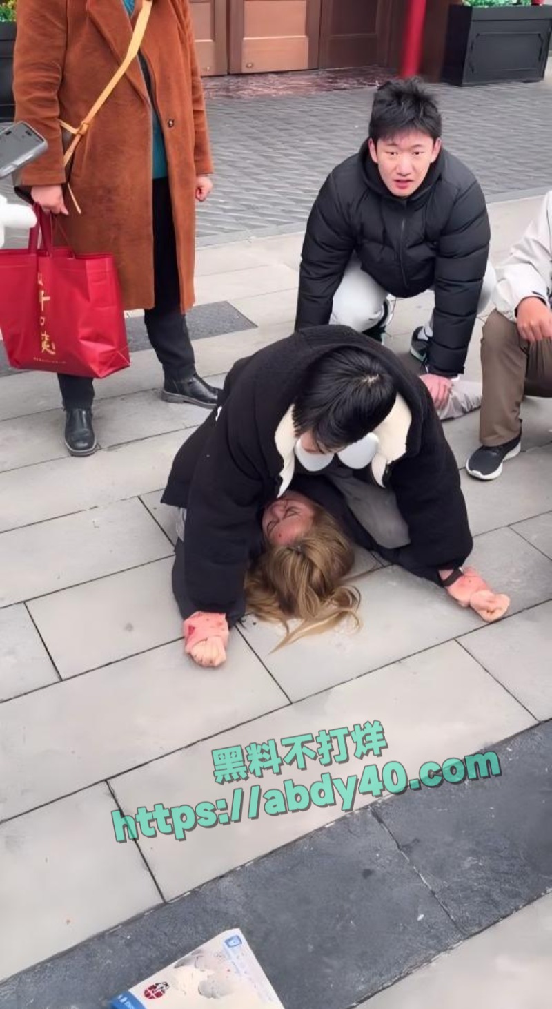 湖南女孩和妈妈吵架要撞车4