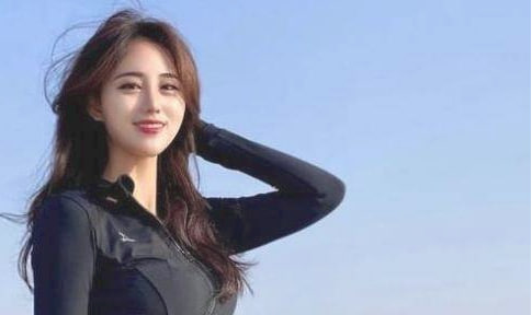 【原创首发】今天过舅舅家吃饭，把舅舅灌醉，强上了表妹，表妹的声⾳太⼤惊动了醉酒的舅舅 4p+32分钟视频