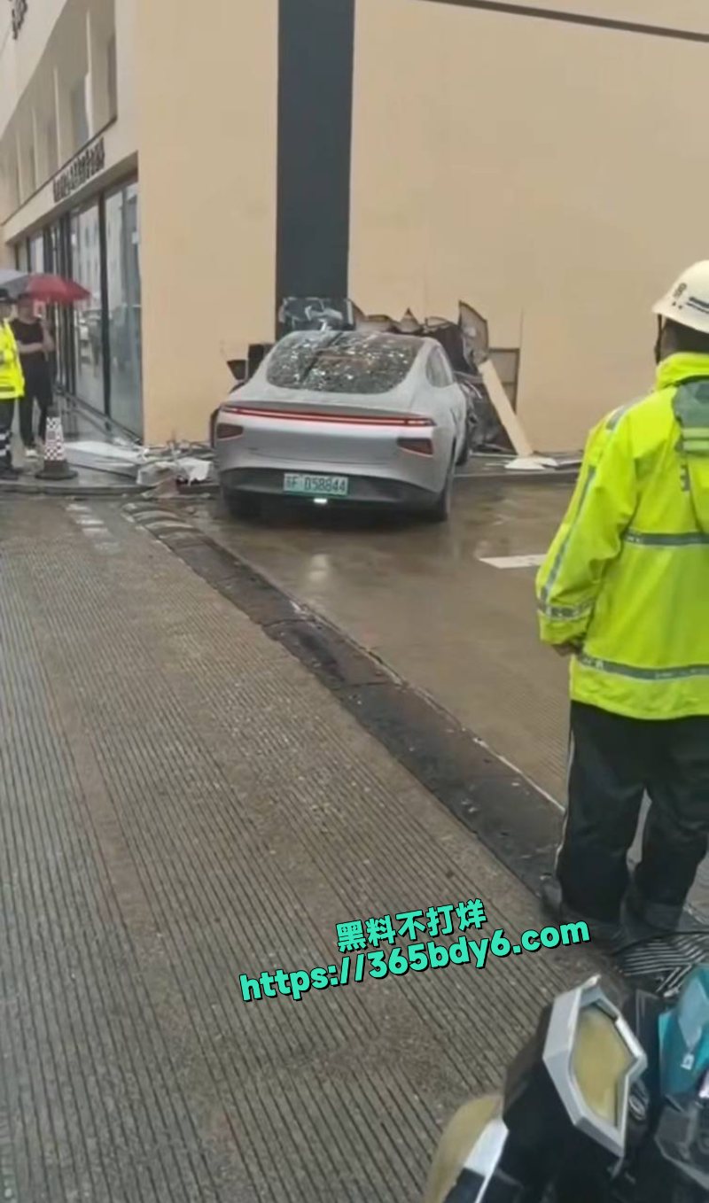江苏南通突发惨烈车祸新能源汽车直接撞穿商场墙体4