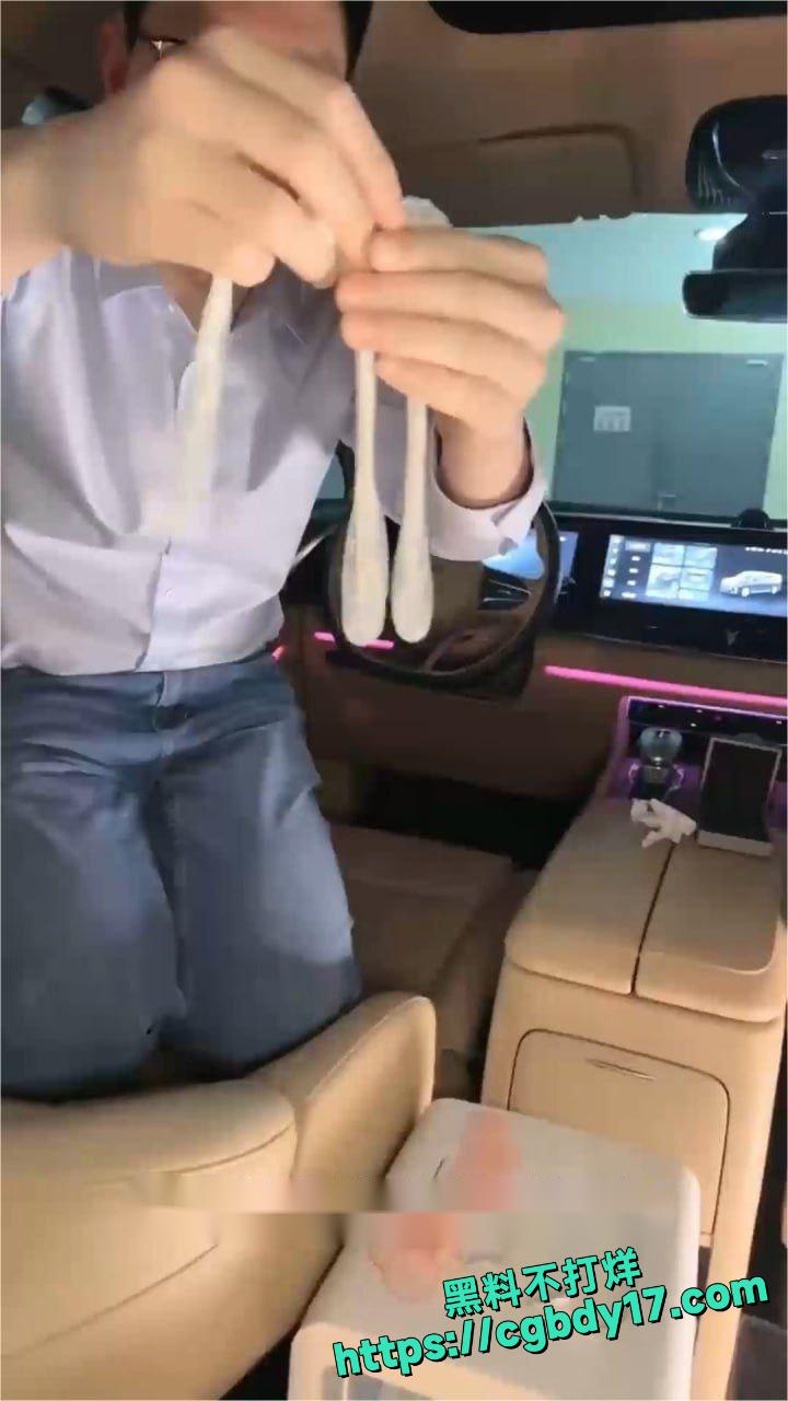 绿帽男爱舔绿主操老婆的避孕套3