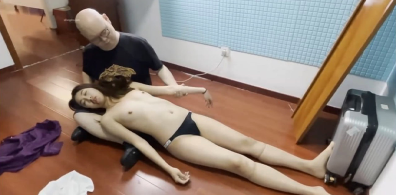 用丝袜上吊自杀的长腿模特被猥琐胖子的恋尸癖好所蹂躏 全程模仿殡仪馆 给尸体化妆换衣！