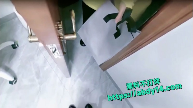 套路外卖小妹往逼里塞跳蛋 3