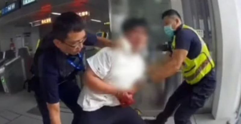 突发！ 台中捷运绿线列车 男子持刀随机杀人乘客英勇反击 被捕后大喊大叫情绪激动！
