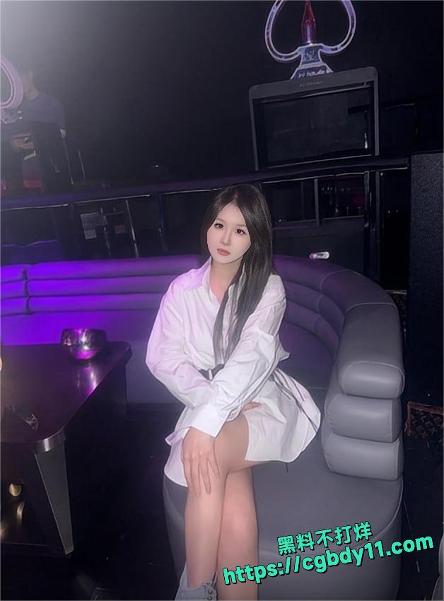 抖音长腿美女主播小渝