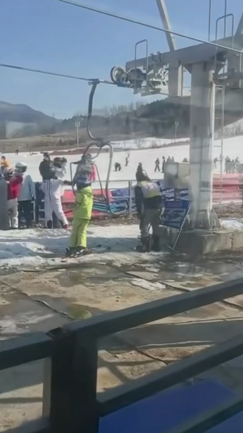 辽宁某滑雪场突发缆车失控 12