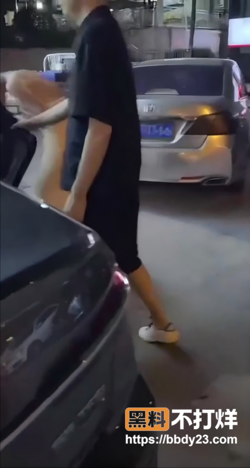邵阳原配抓小三白色裙子街头抓小三3