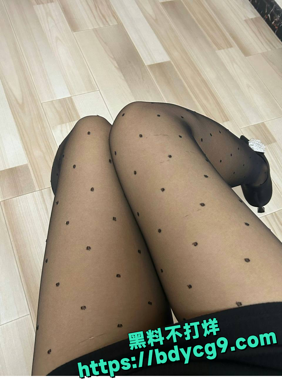 抖音小骚货冯新媛放话要去会所酒吧卖身31