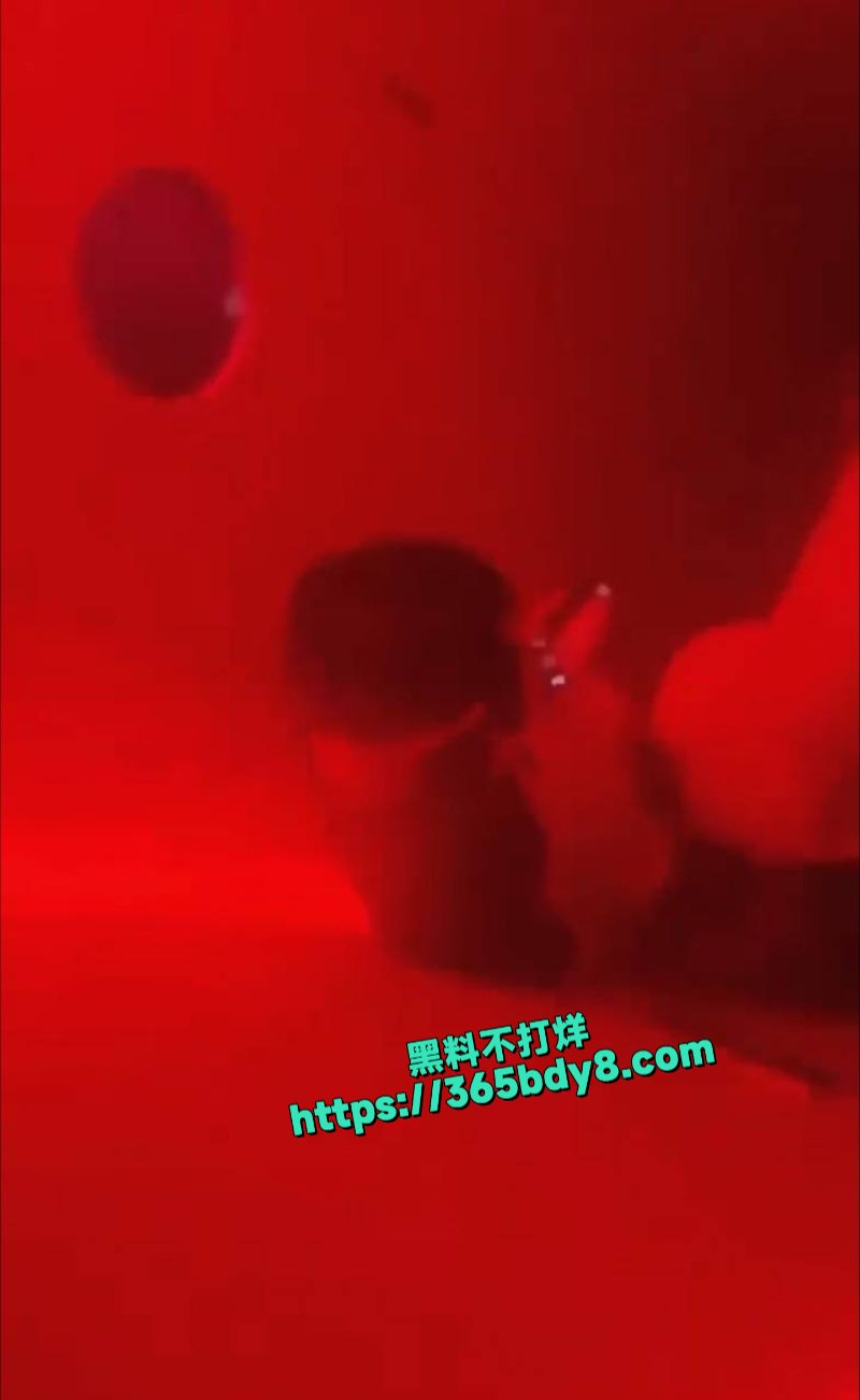 酒吧厕所干起来了叫那么大声1