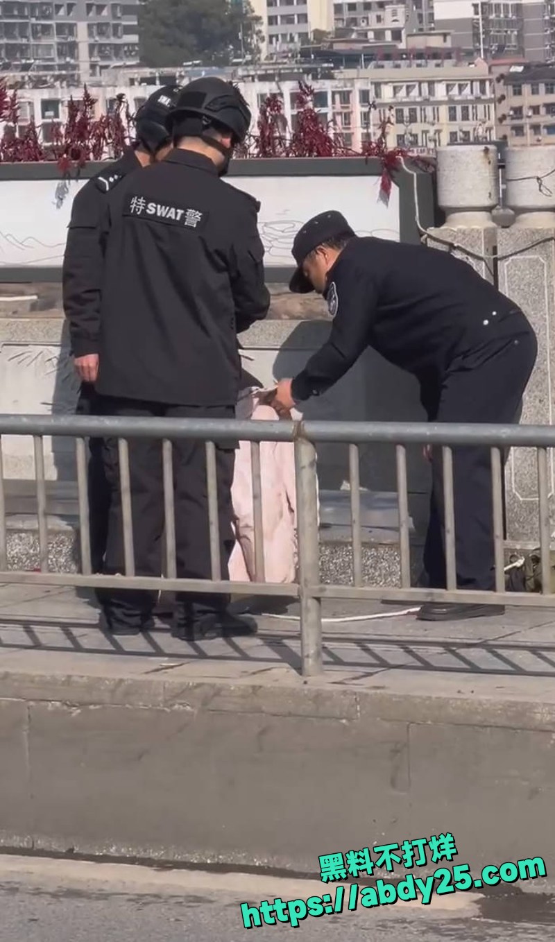 娄底资江一桥女子欲轻生 5