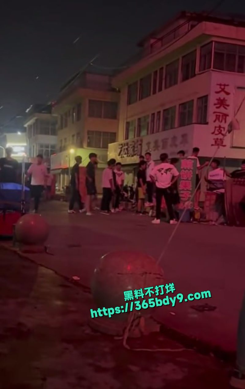 山东郯城宇大步行街精神小伙约架现场2
