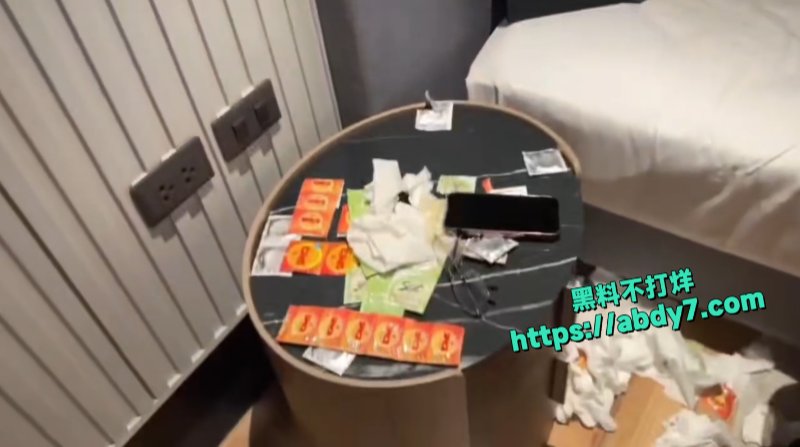 曼谷警方突袭五星级酒店同性恋毒趴6