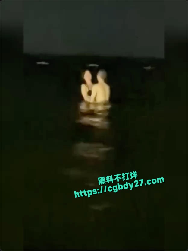 某地海边惊现小情侣水中做爱春色一幕毫不避讳1