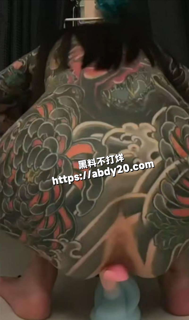 超绝满背纹身健美母狗