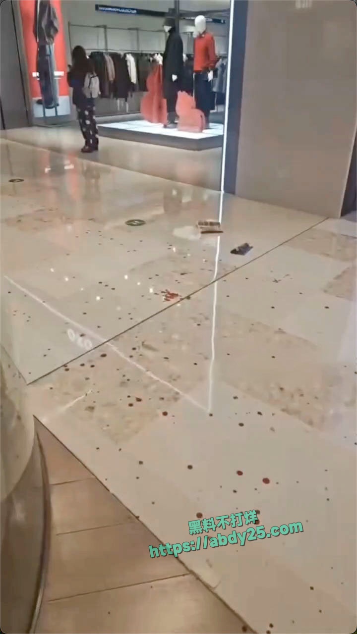 江西南昌万象城突发持刀行凶事件 7