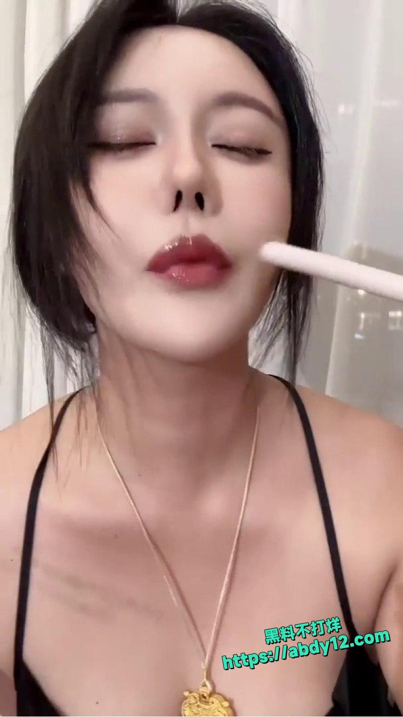 抖音甜妹舔笔抛媚眼视频4