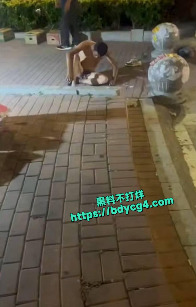 青岛黄岛一男子裸体躺地板上3